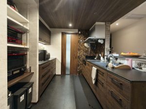 パントリーの扉を閉めたキッチン