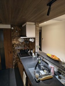 スポットライトが照らすキッチン