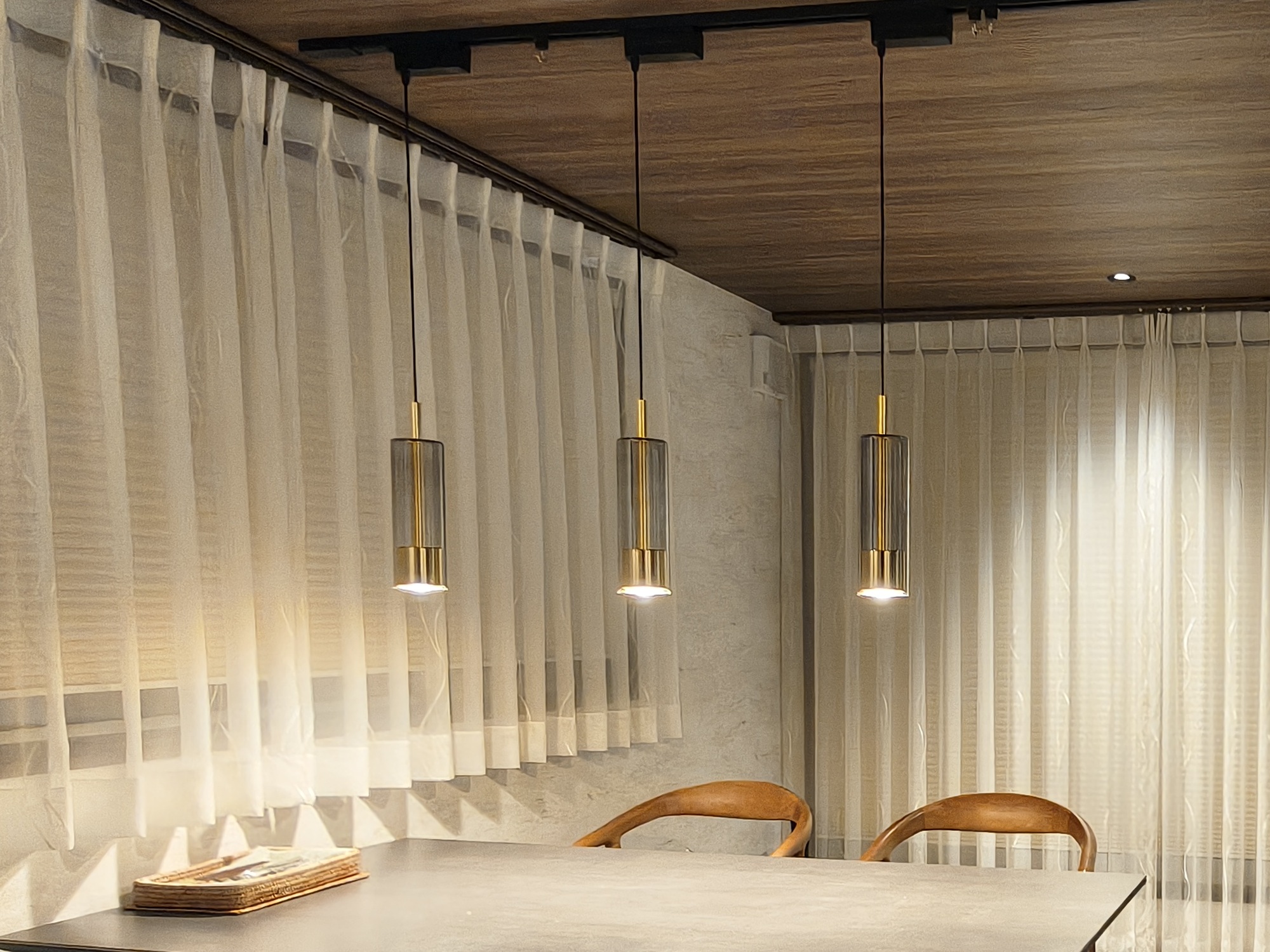 ペンダント照明を３つ並べたダイニング