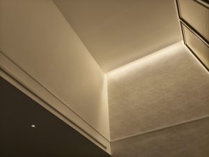 一条工務店の石目調オプションクロス【IC5016】を張った吹抜けの施工例