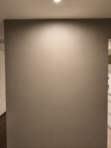 一条工務店のオプションクロス【IC5025】をアクセントで張った玄関の施工例