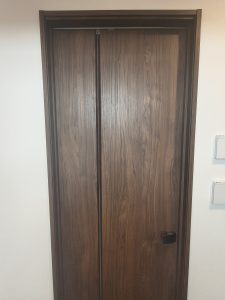 左右補対称な折れ戸