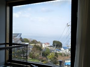 窓一面に見える海