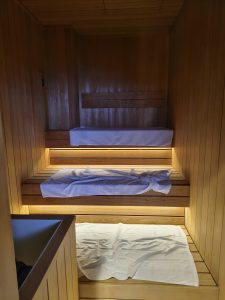 間接照明のサウナ