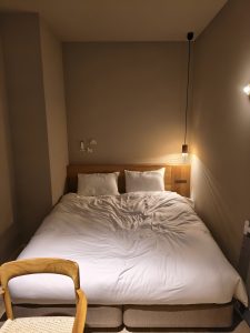 ベッド周りの優しい照明