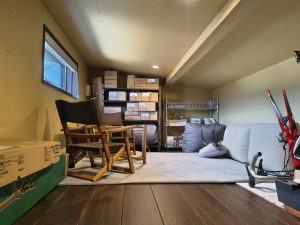 石膏ボードとモクリア仕上げの小屋裏収納の施工例