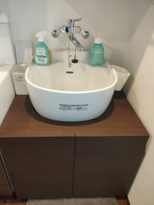 収納をDIYで製作して片付いたスロップシンク周り