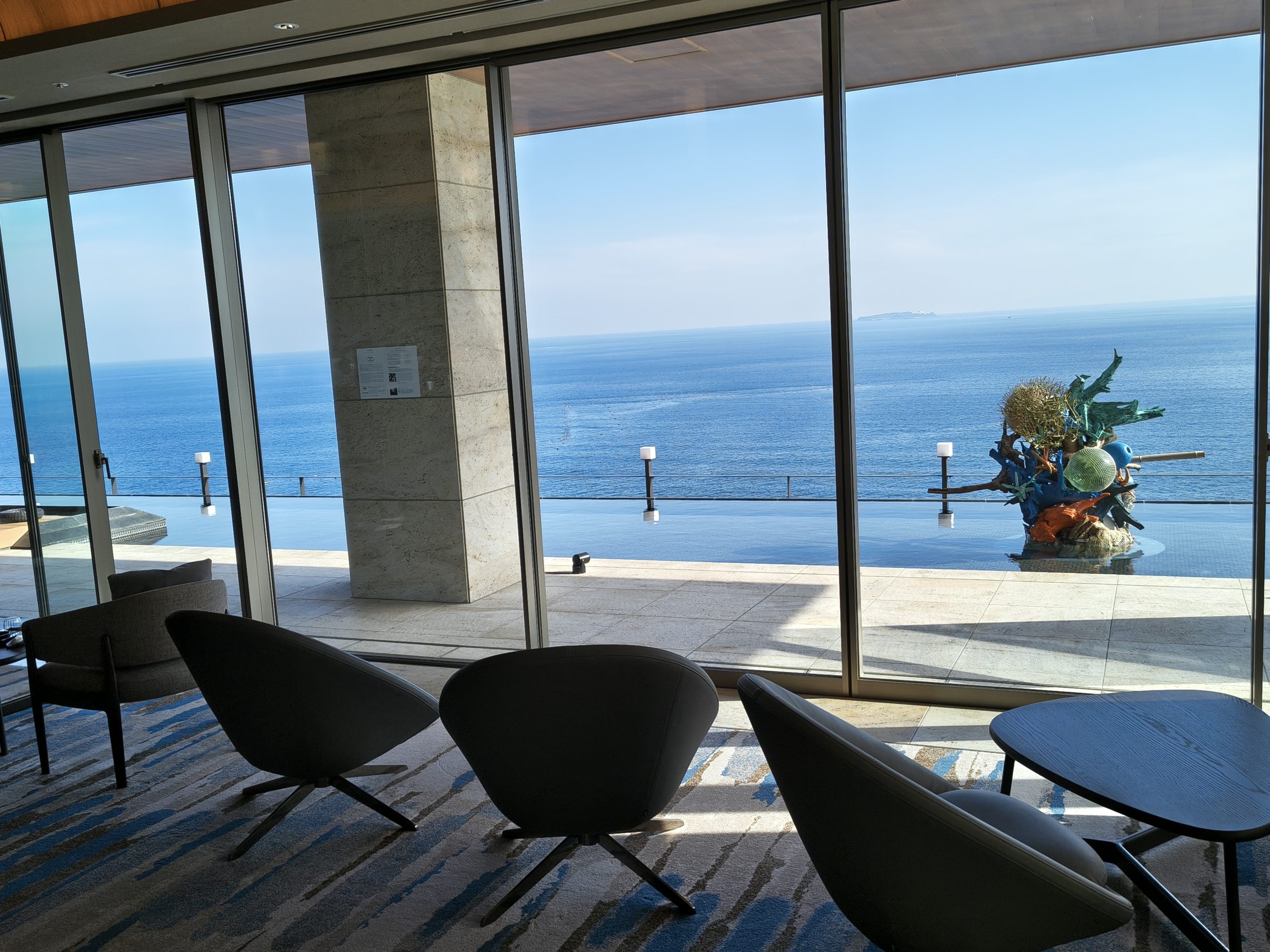 熱海・伊豆山 佳ら久の受付ロビーから有無を眺める