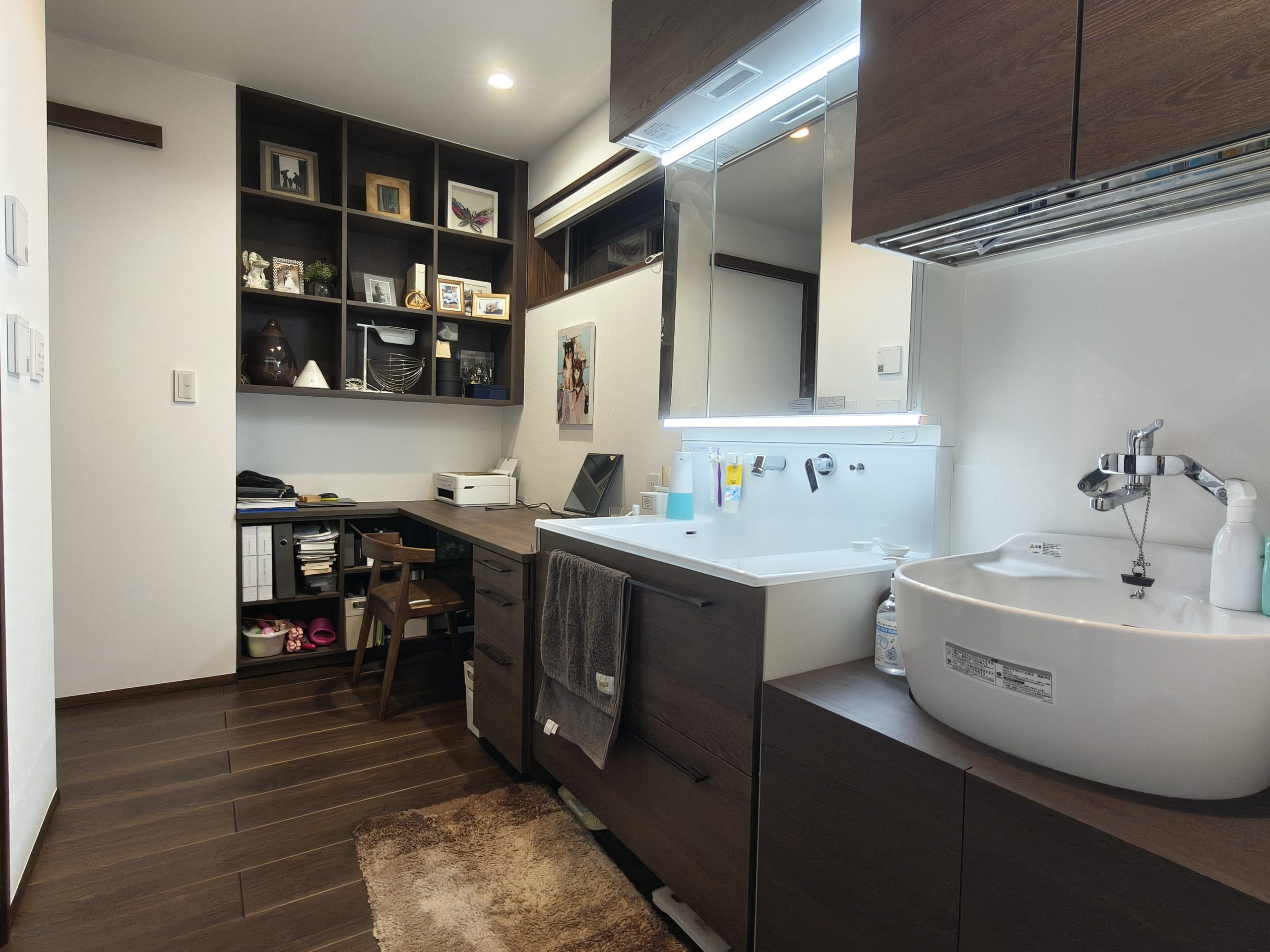 多機能に使える書庫ユニットを入れた洗面室