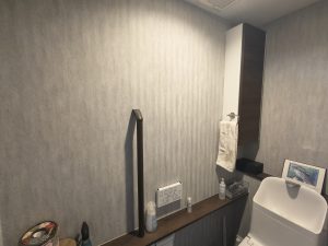 一条工務店の織物調オプションクロス【IC8013】を張ったトイレの施工例