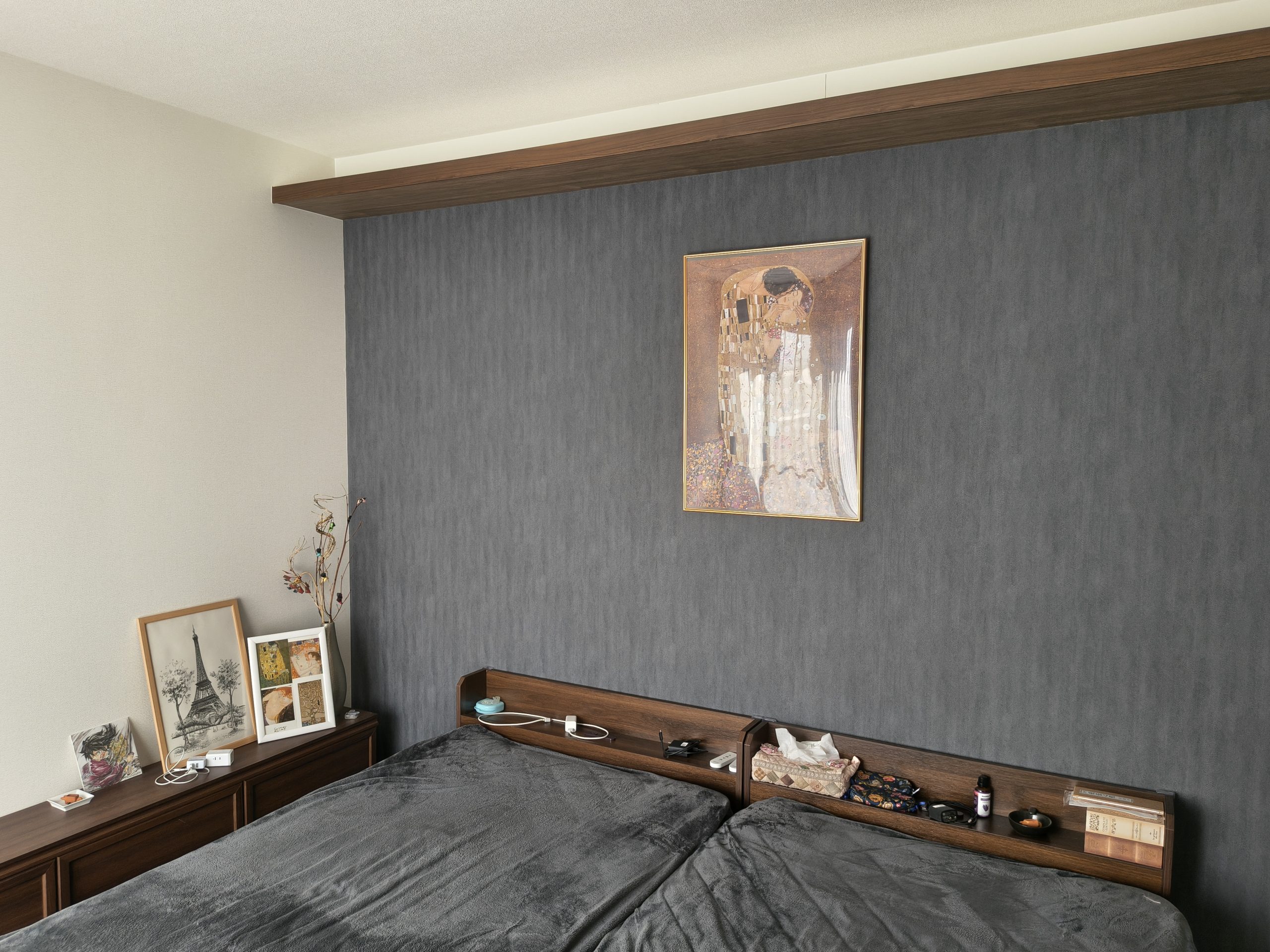 一条工務店のオプションクロスをアクセントに張った寝室