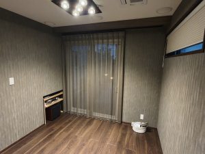 一条工務店の織物調オプションクロス【IC8014】を張ったシアタールームの施工例