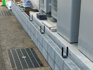 ブロック施工時に金物を立ててもらう