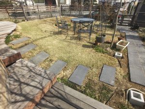 プロ施工とDIYで切り分けて造ったドッグラン