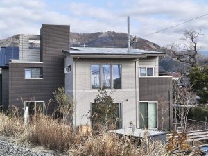 縦横の窓のラインを揃えた一条工務店の家の正面写真