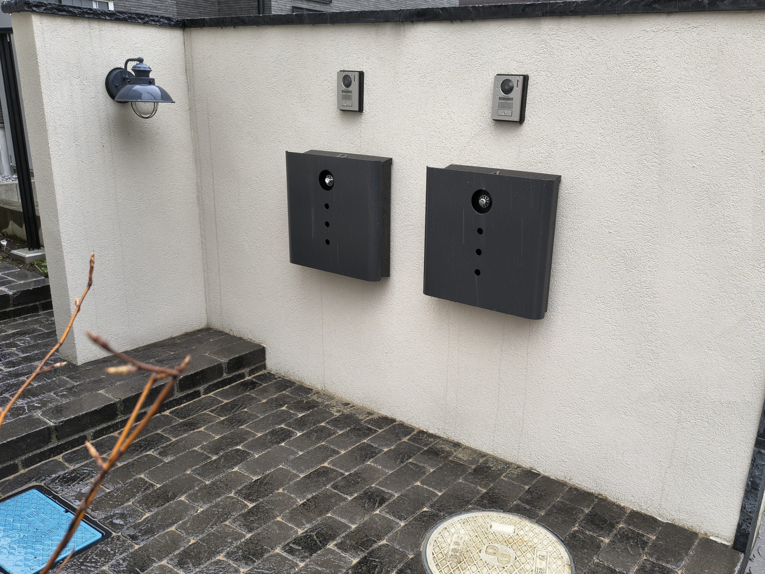 二世帯住宅のポストとインターホン