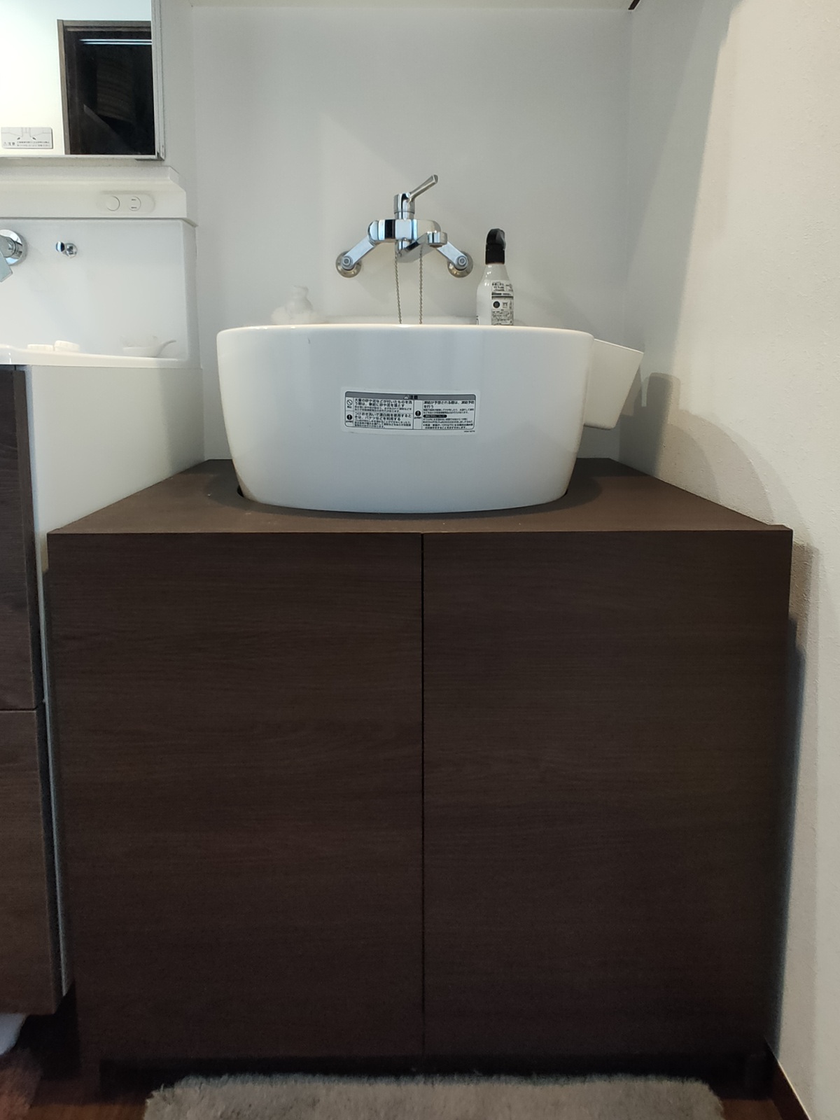 スロップシンクの扉付きの収納をDIYして完成した写真