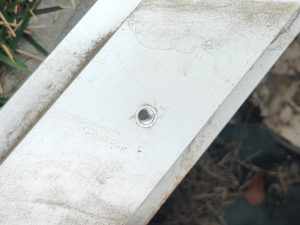 ナットリベットを埋め込んだアルミ根太