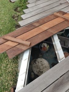 デッキの開閉部分を開けた写真