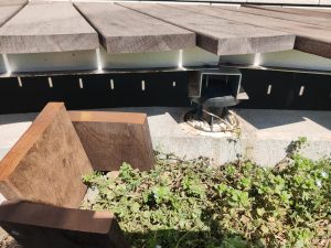 マルチポストと根太の断面と、端材で製作した束カバーの写真