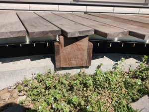 束と根太の断面に束カバーをかぶせて隠した写真