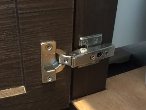 取り付けられたスライド丁番