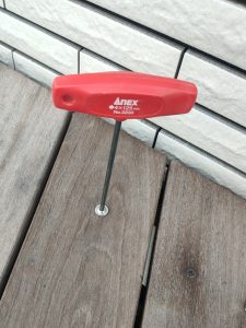 六角レンチでフランジボタンボルトを回す