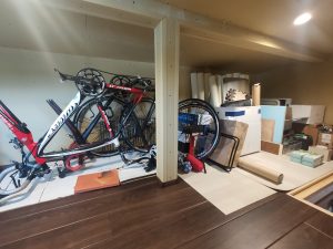小屋裏収納に収納したロードバイク2台と予備の壁紙