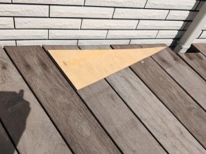 材を斜めに切るための三角定規