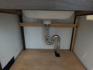 DIYで作成したスロップシンク下収納の内部（補強用の横材）