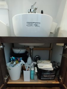 DIYで作成したスロップシンク下収納の収納物
