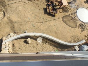 築山の土を留める緩やかな曲線のコンクリートブロック