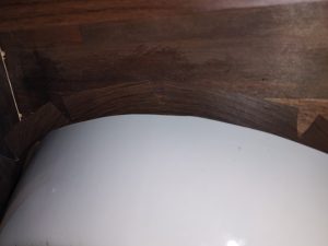 オレフィンシートに切り込みを入れて収めた天板の裏面