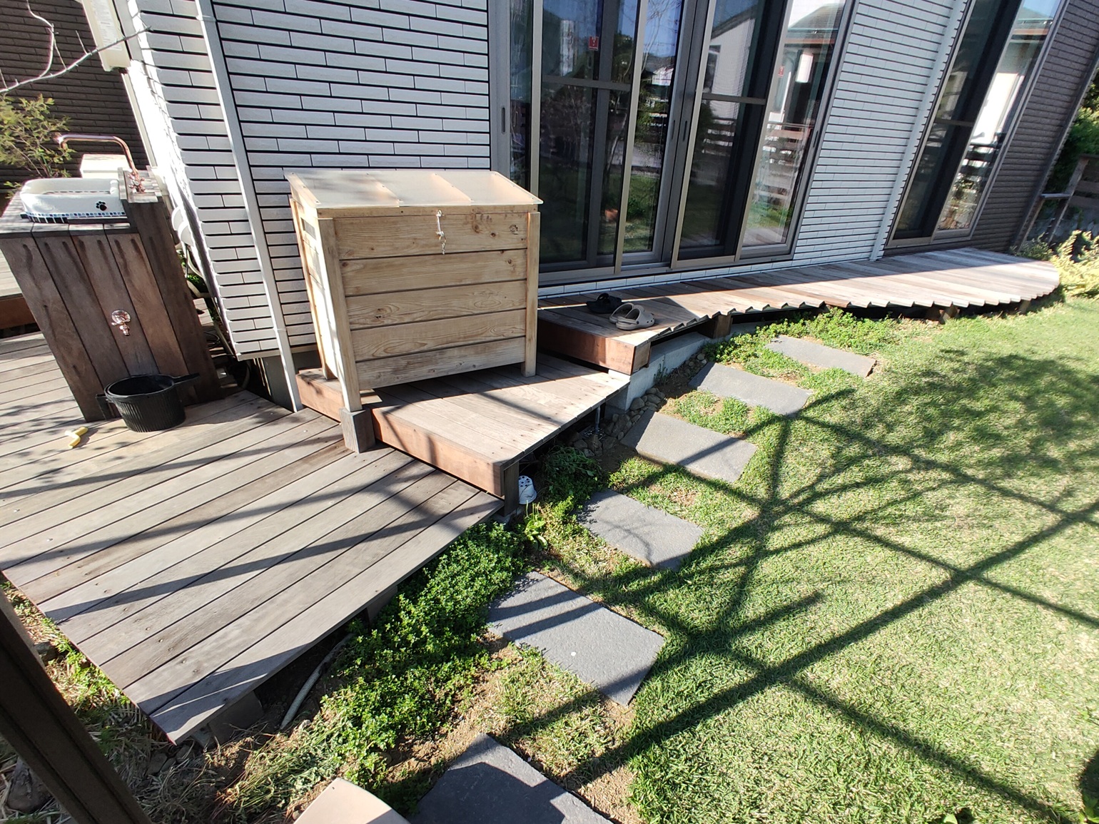 DIYで完成したイタウバ材の3段のウッドデッキ