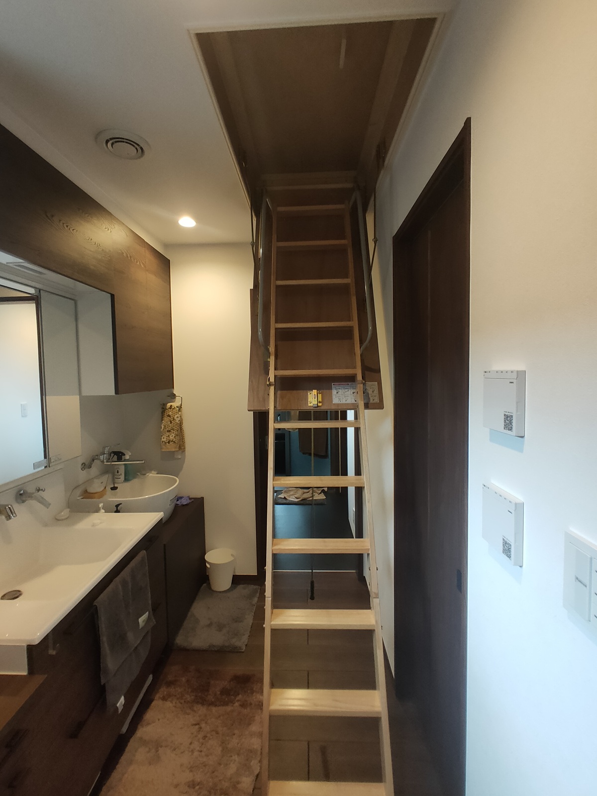 一条工務店の小屋裏収納に上がる梯子の写真