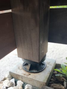 イタウバ角材の下にマルチポストを接続した幕板用の束