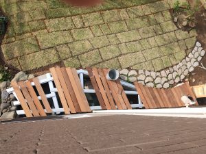 デッキ材の斜め張りの作業中の写真