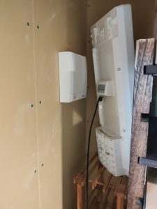 小屋裏収納に設置したテレビアンテナと換気扇