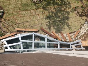 土留めに被せる形で完成したアルミの根太組み