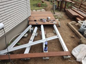 根太を組み終えて、デッキ材を張ってる最中の写真