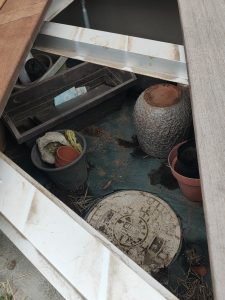 デッキ下の汚水桝