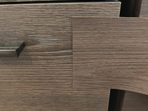 一条工務店の洗面化粧台（グレイスドレッサー）とキヌガワのオレフィンシートKW230の色合いの比較