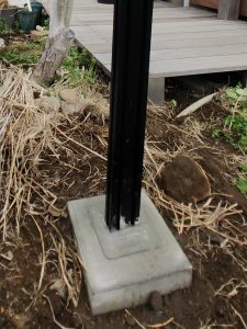 パーゴラのブラックのアルミ支柱の根元に残ったコンクリート汚れ
