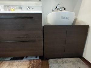 DIYで作成したスロップシンク下収納とダーク色のグレイスドレッサー
