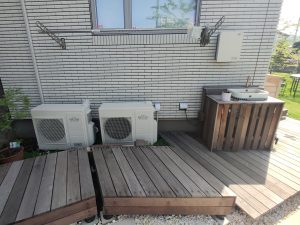 洗濯物干しへのアクセスを兼ねた中段デッキ