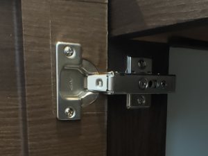 オレフィンシートを貼りなおしたスライド丁番周辺の写真