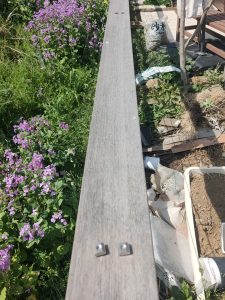 ウッドフェンスの笠木にパーゴラの台座固定用のTナットを取り付けた状態
