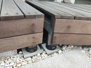 ピンコロ基礎の上に置いただけのマルチポスト束、接着なし