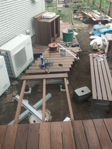 斜めカット前の中段デッキ②、段々になっているイタウバ材