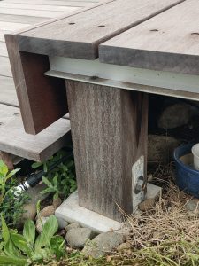 束石にボルトで固定した角材